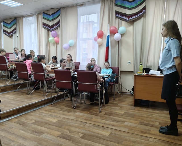 На Таймыре сотрудники Госавтоинспекции проводят профилактические беседы в пришкольных лагерях.